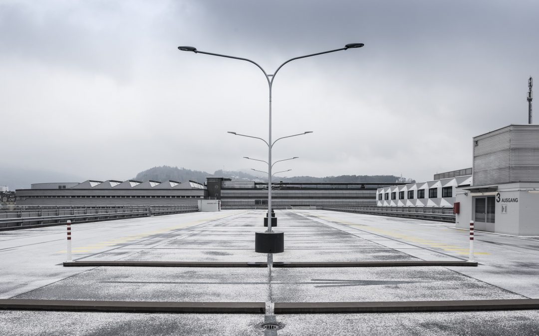 Vervoer naar de luchthaven: zelf rijden, het OV of met de taxi?